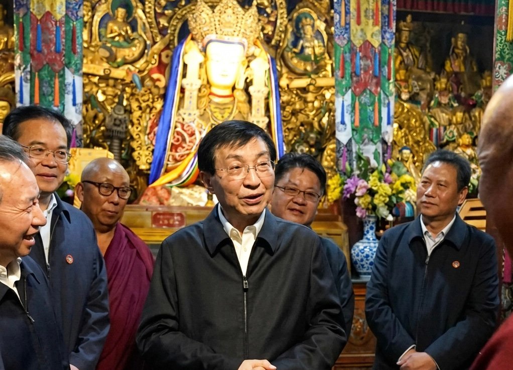  Wang Huning during his monastery tour. Screenshot.