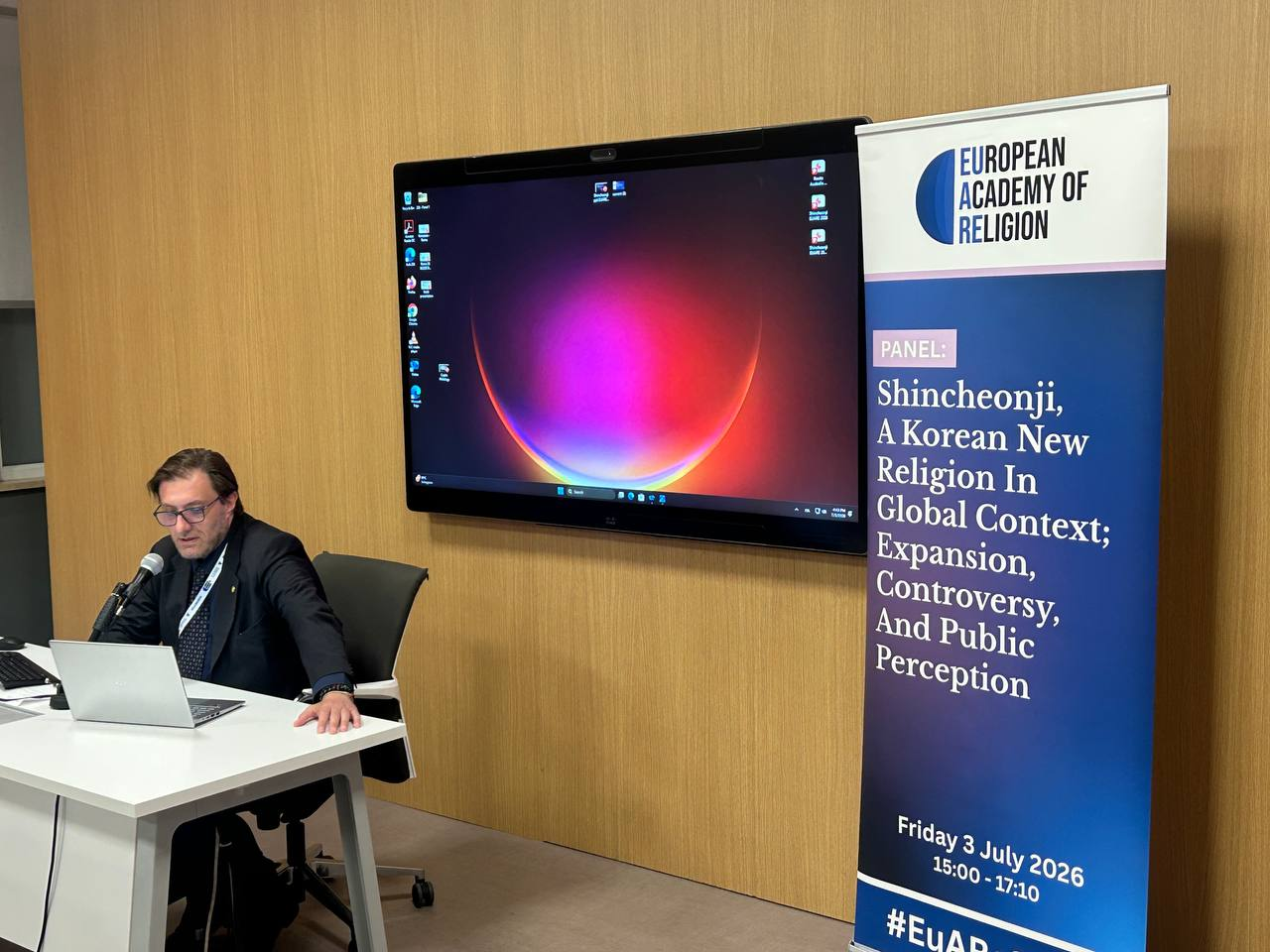Alessandro Amicarelli presents his paper.