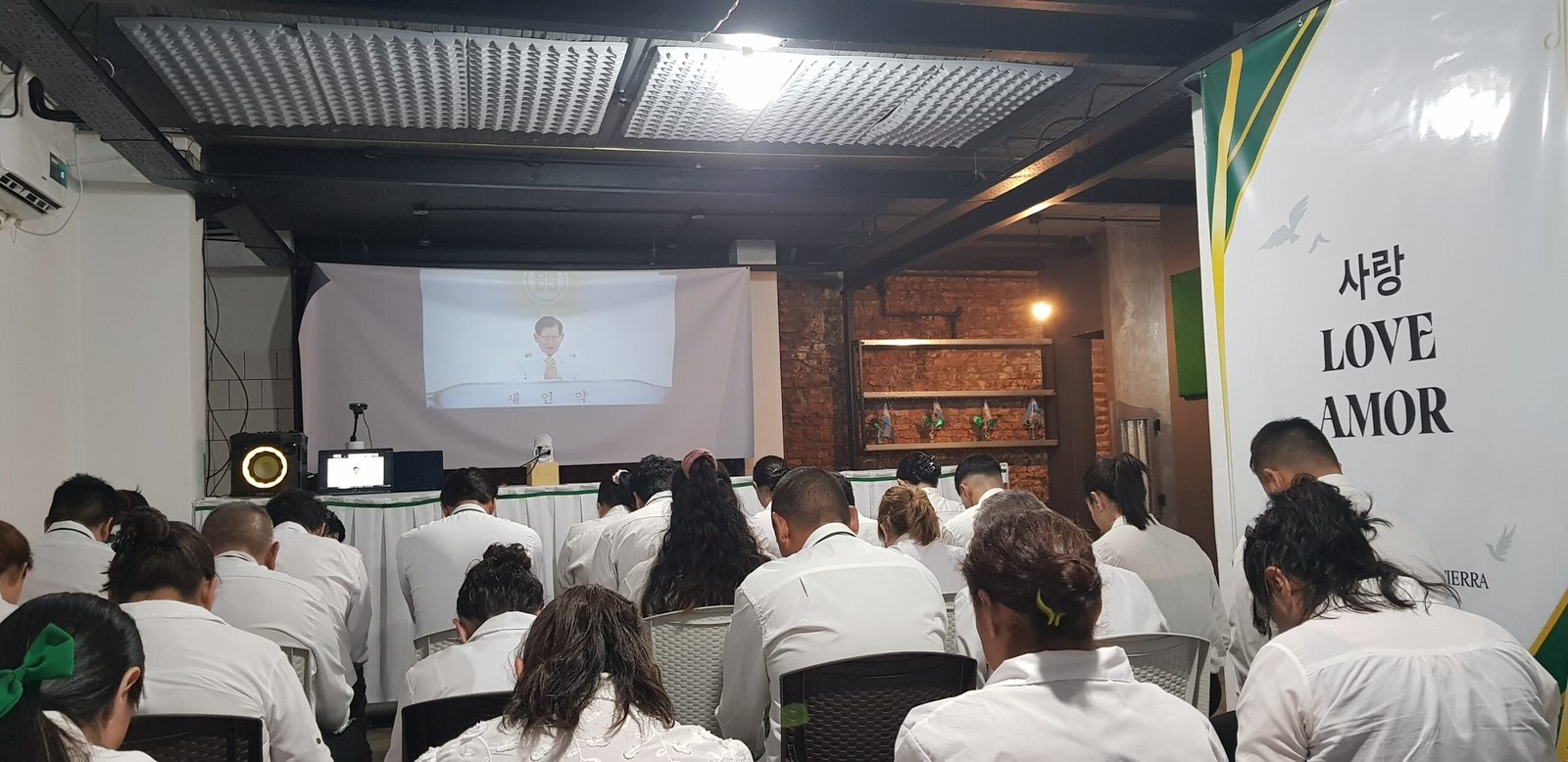 María Vardé presenting her paper in Rome.