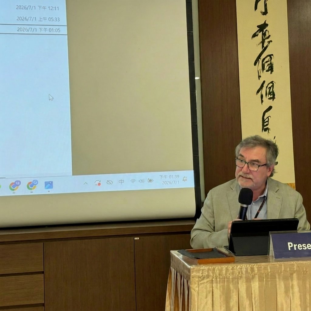 Marco Respinti presenting the introductory paper.