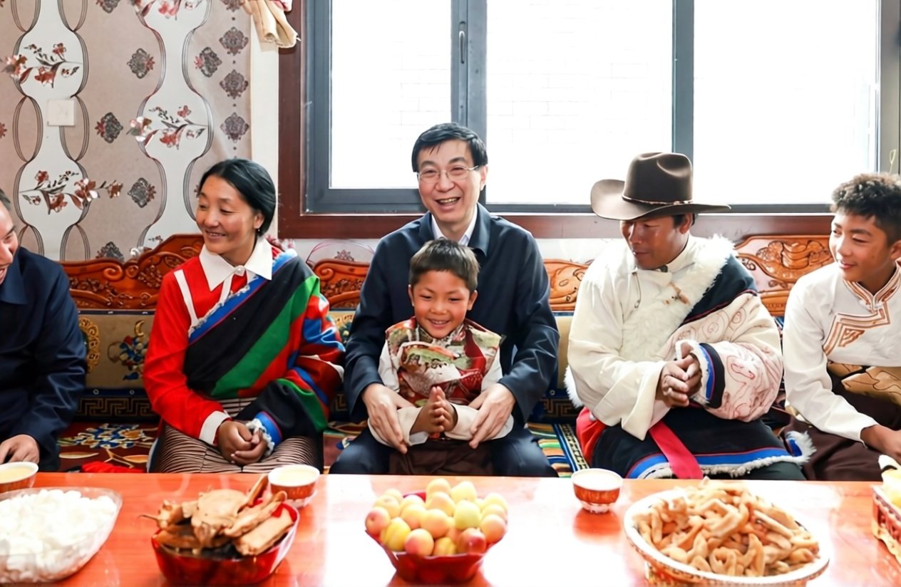 A Chinese propaganda classic: Wang eating lunch in the home of a &ldquo;happy&rdquo; Tibetan family. From Weibo.