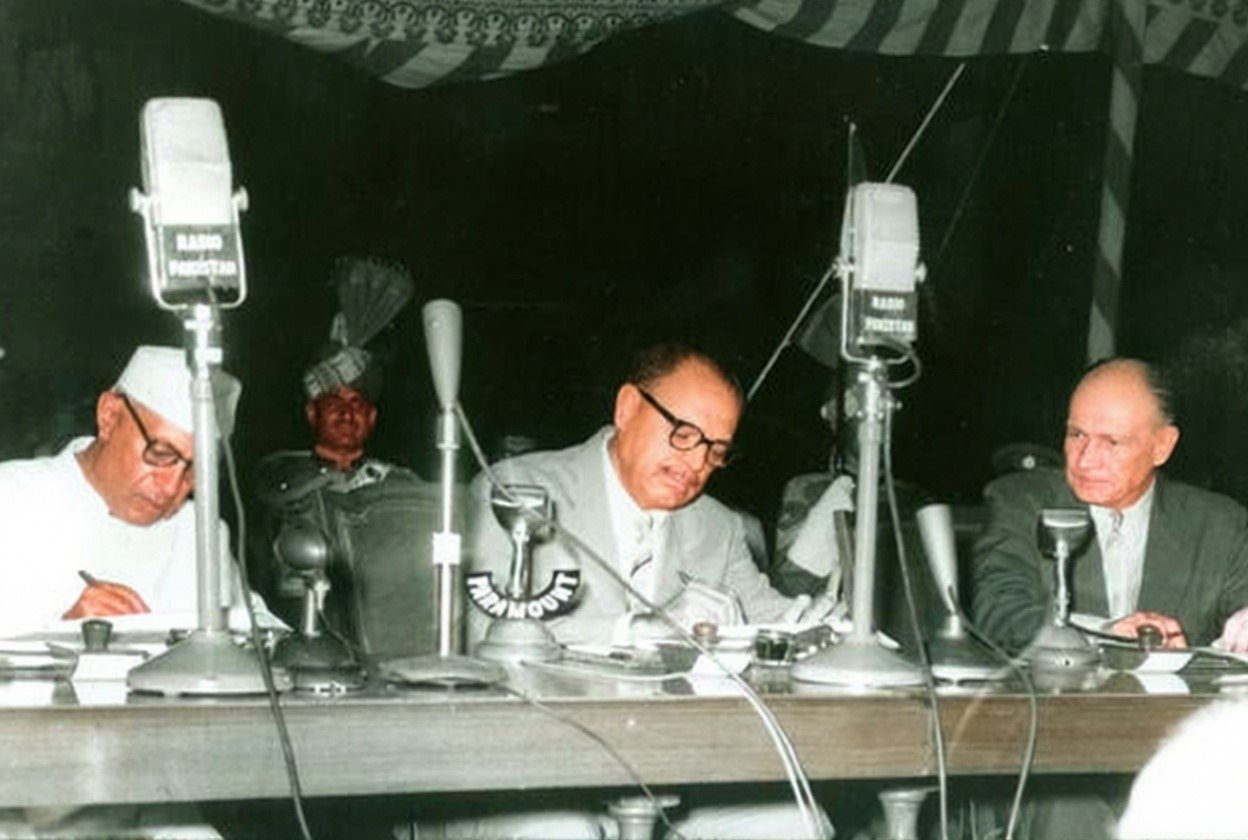 The signing of the 1960 treaty. Source: World Bank.