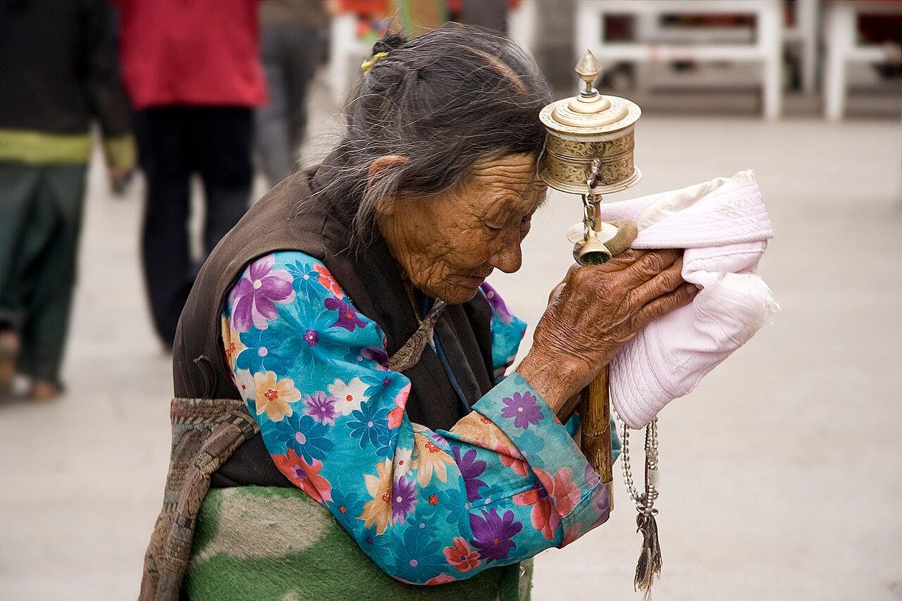 A Tibetan woman praying in Lhasa. Credits.