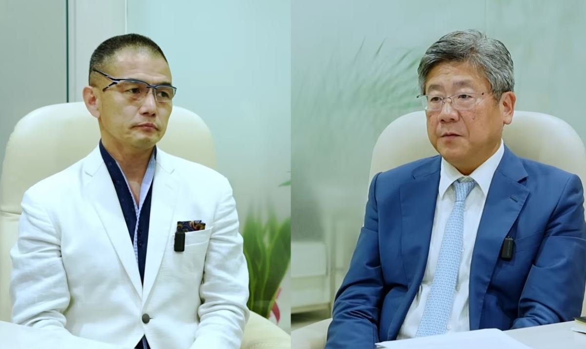 The conversation between attorney Tatsuki Nakayama (lef) and literary critic Eitaro Ogawa (right).