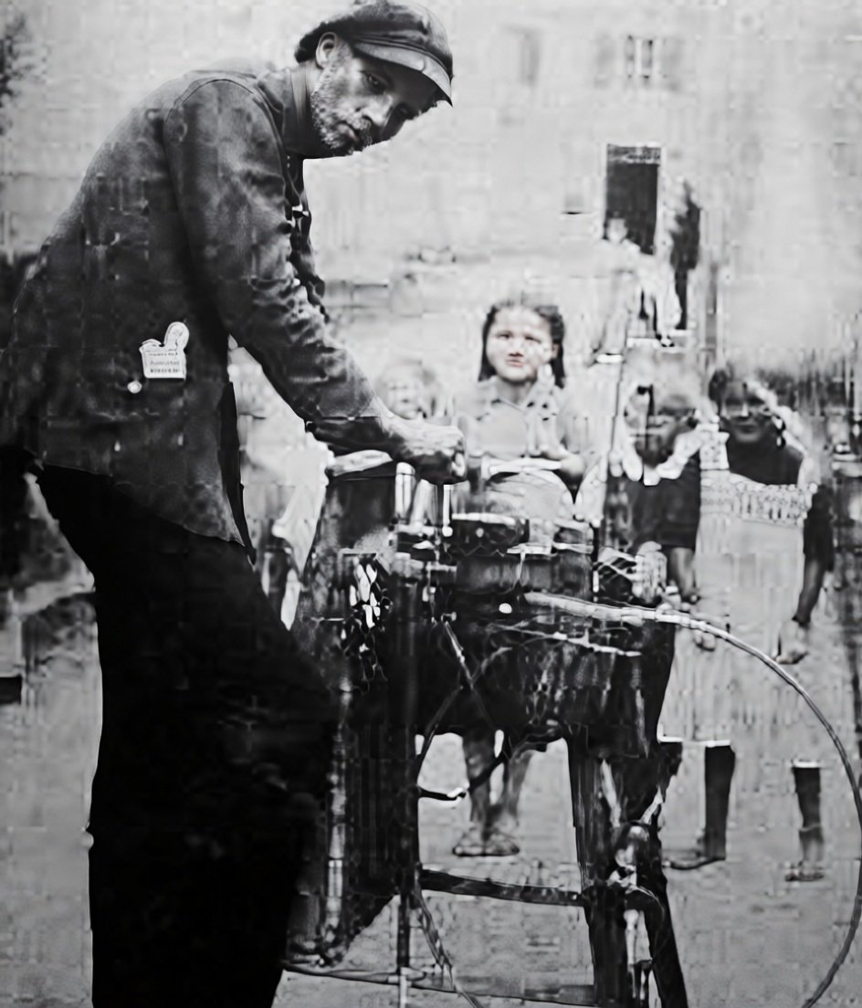 A Yenish knife grinder with children at the beginning of the 20th century. Credits.