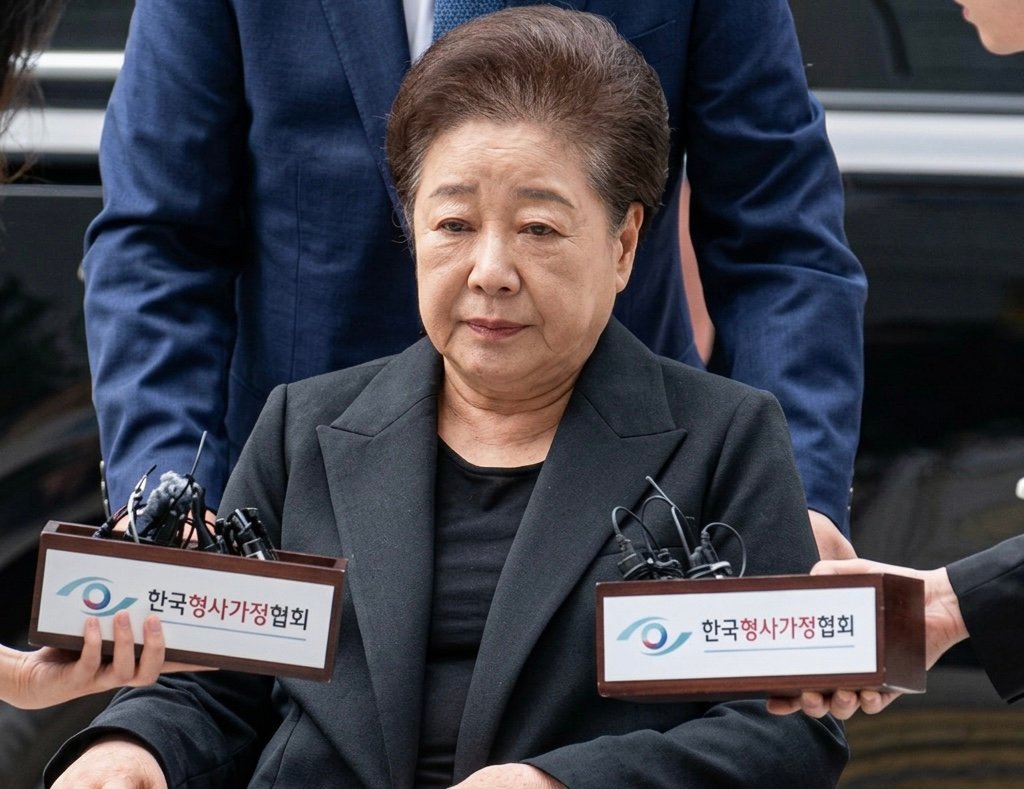 Mother Han arrives at the District Court. Screenshot.