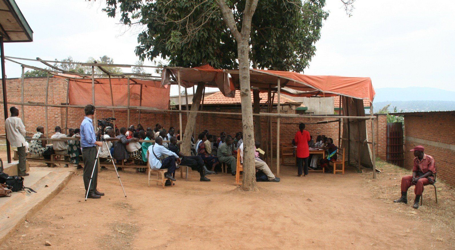 One of the “Gacaca Courts” in Rwanda, which tried to administer transitional justice after the genocide. Credits.