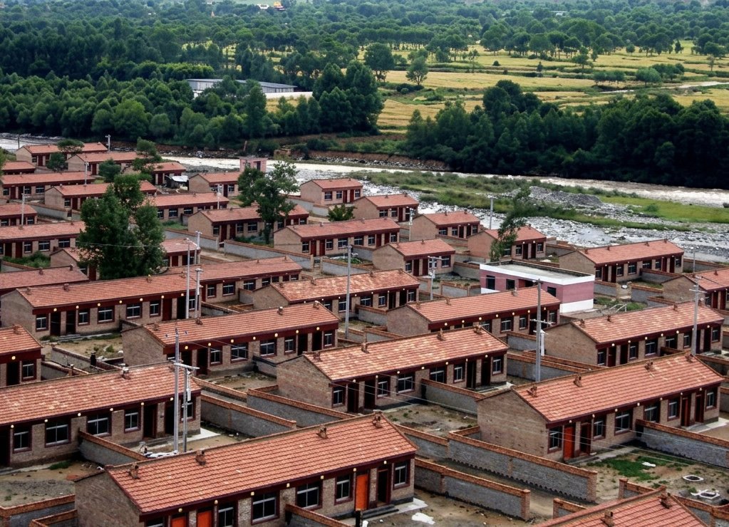 A &ldquo;xiaokang village&rdquo; at the border between Tibet and China. Screenshot.