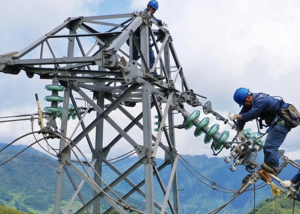Building the Tibet-Guangdong electric line. From Weibo.