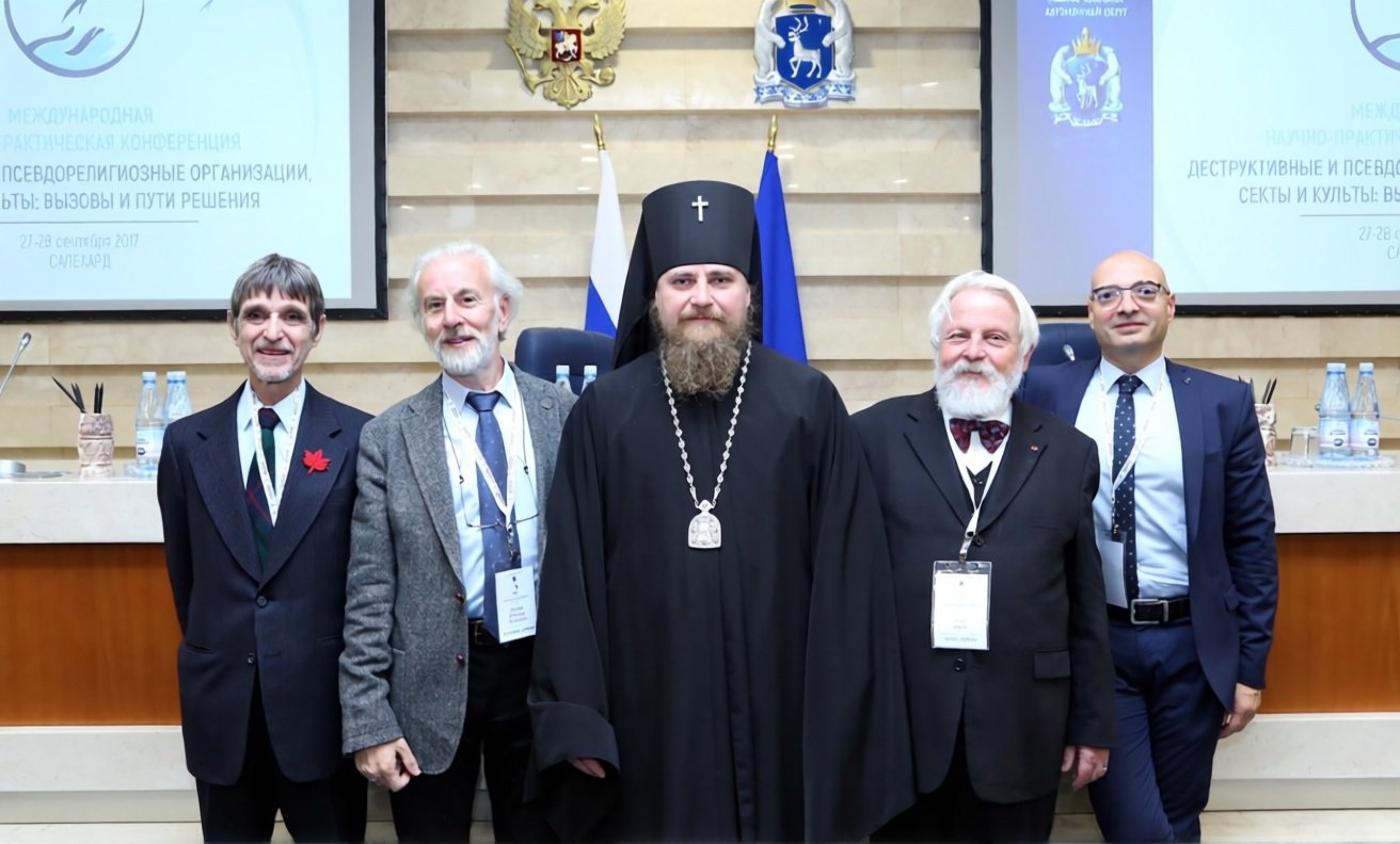 Dvorkin and Orthodox Archbishop Nikolay Chashin with Western anti-cultists, some of them from FECRIS, at an anti-cult conference in Salekhard, Siberia, in 2017.