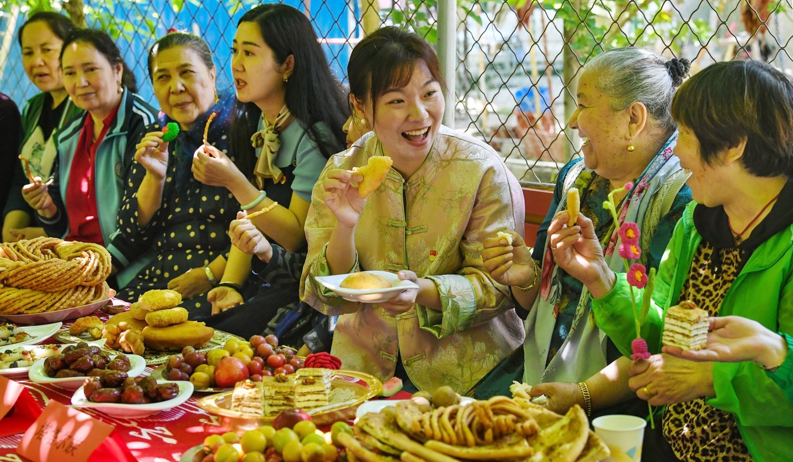  Han Chinese-Uyghur friendship in a Chinese propaganda image.