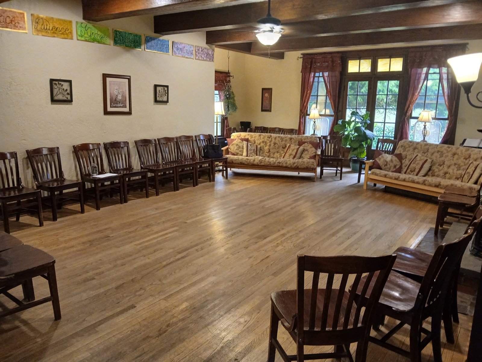 The common room used for daily worship in the Hamburg community.