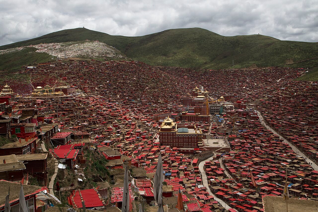 Larung Gar before the destructions. Credits