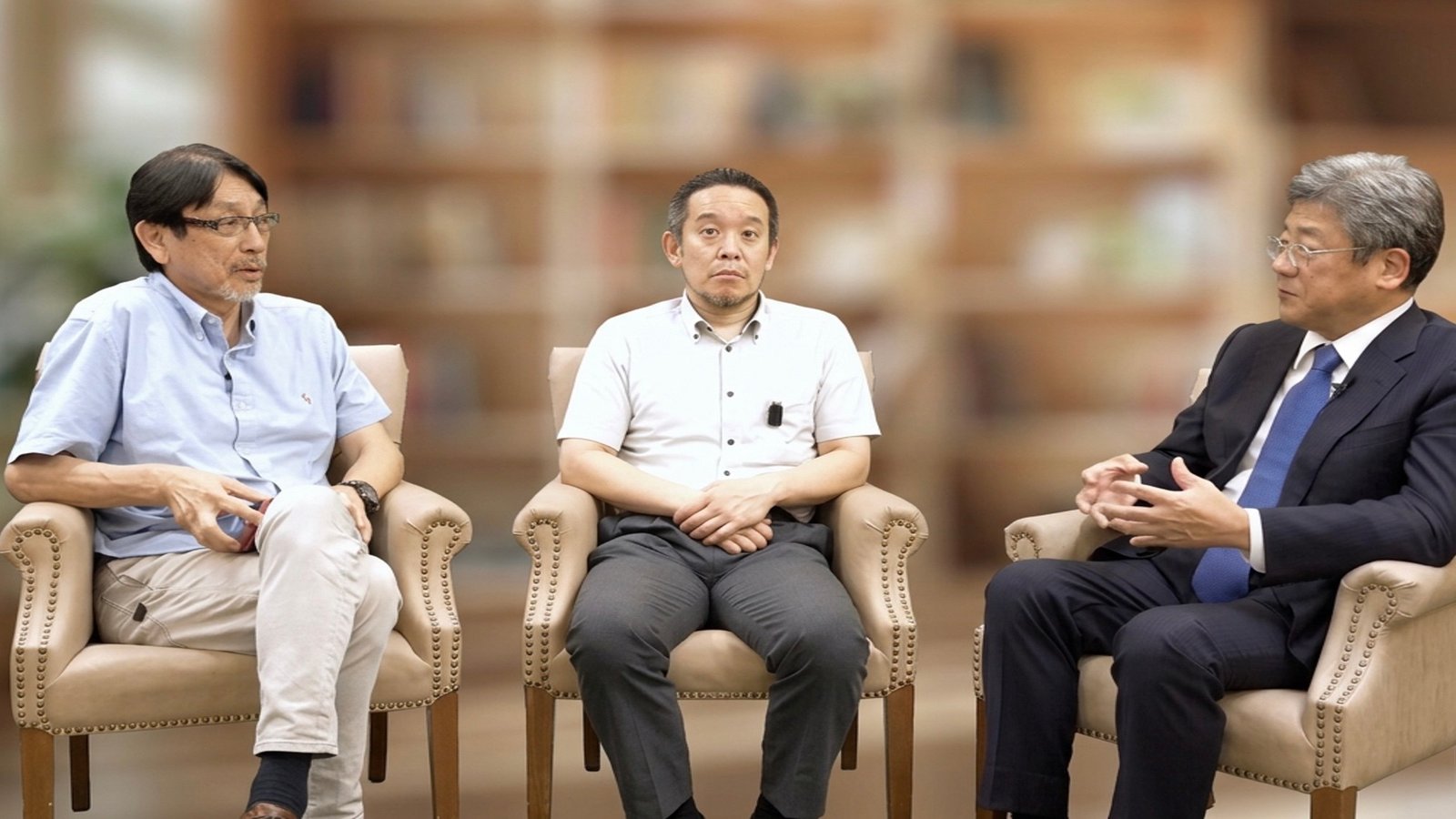A triple conversation: Shinichi Tokunaga, Satoshi Hamada, and Eitaro Ogawa.