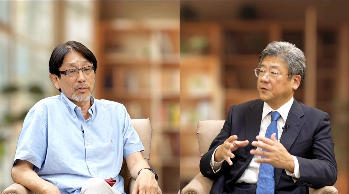 Tokunaga (left) discussing the issue with Ogawa (right).