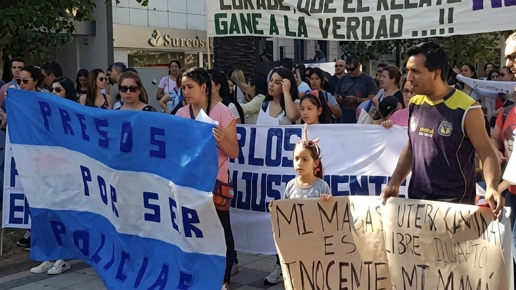Protest by the defendants’ relatives in the Franco Casco case. Screenshot.