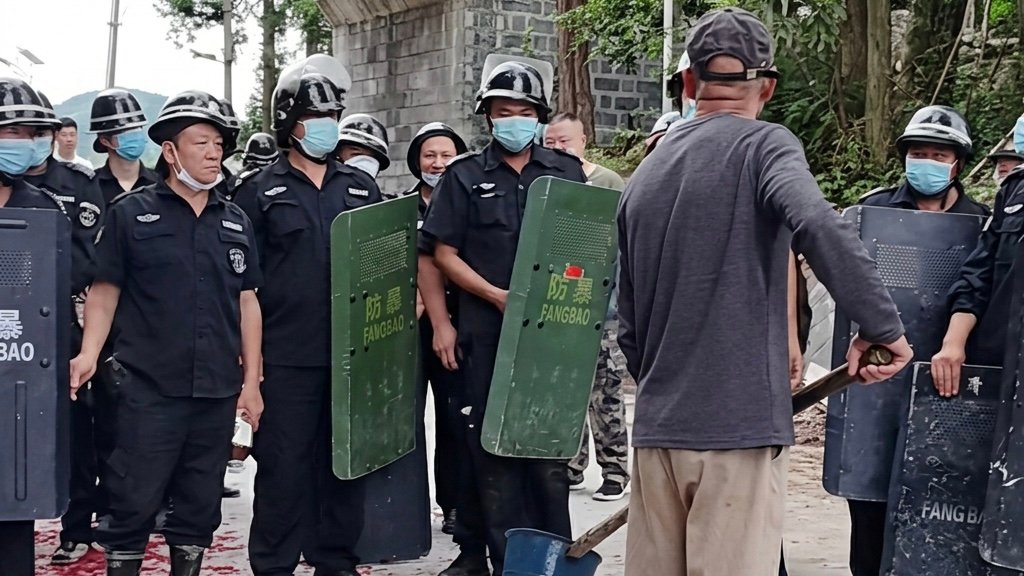 Villagers confront the police in Houyang Village. Screenshot.