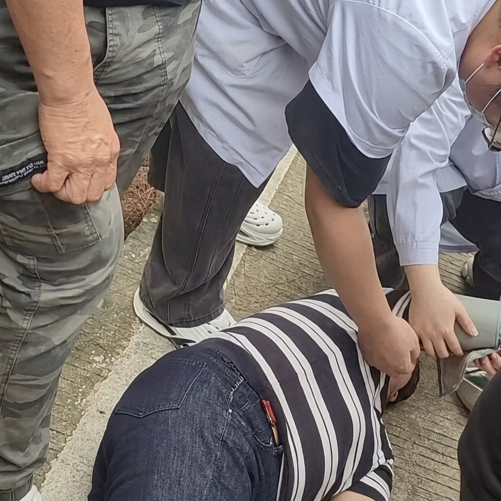 The injured woman is assisted before being taken to the hospital. Screenshot.
