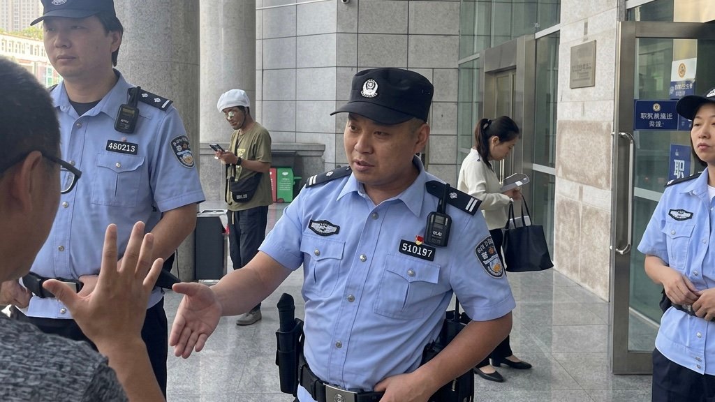 The police block the lawyers&rsquo; entry to the court. From X via Weiquanwang.