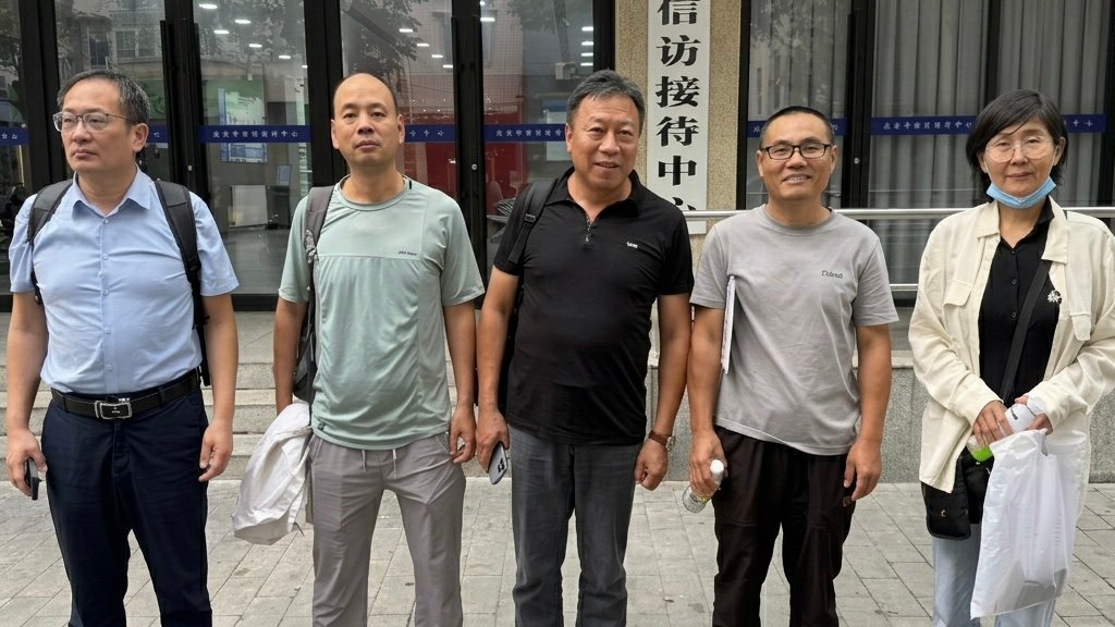 The lawyers at the court&rsquo;s. From X via Weiquanwang.