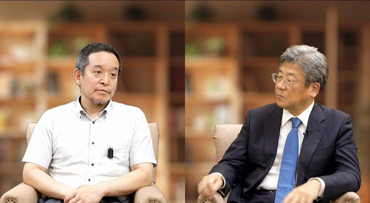 Hamada (left) in conversation with Ogawa (right).