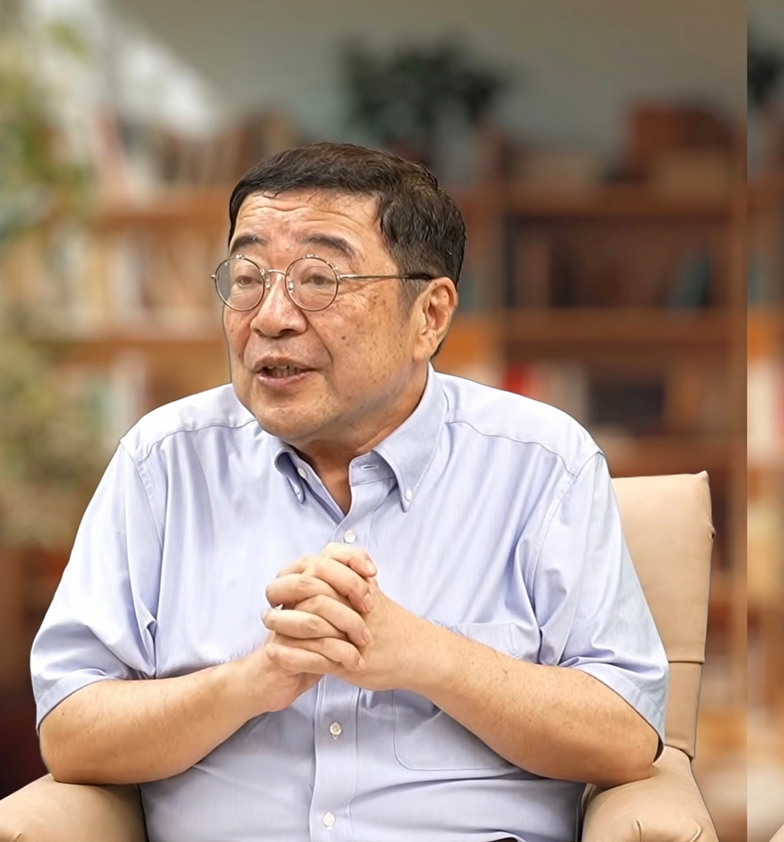 Professor Nishioka during the dialogue.