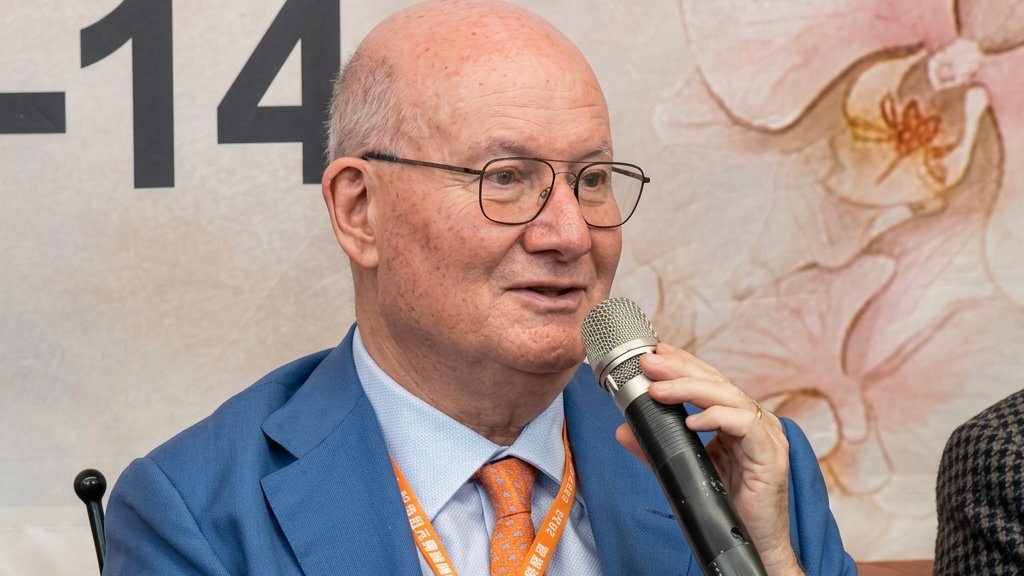 Massimo Introvigne presents his paper.