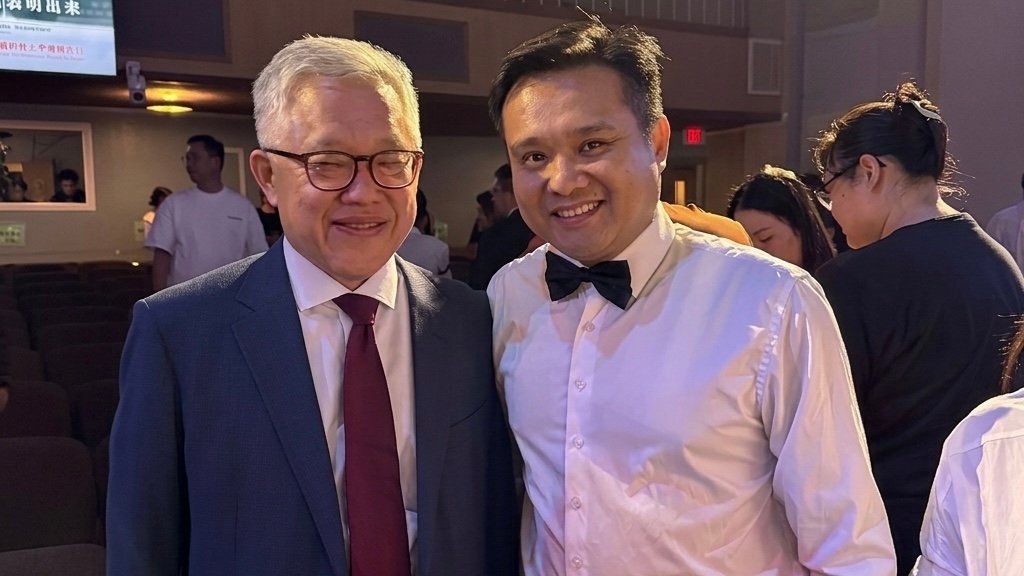 The author with Pastor Jin Mingri after the prayer meeting.