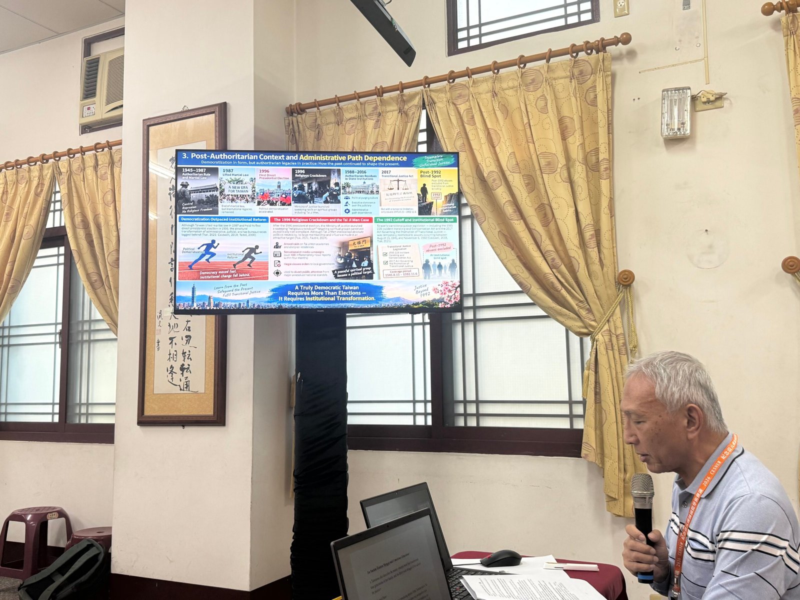 Professor Tsai presenting his paper in Taichung. 